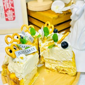 Pumpkin Salted Egg Yolk Basque Cheesecake <br>  南瓜咸蛋黄巴斯克芝士蛋糕